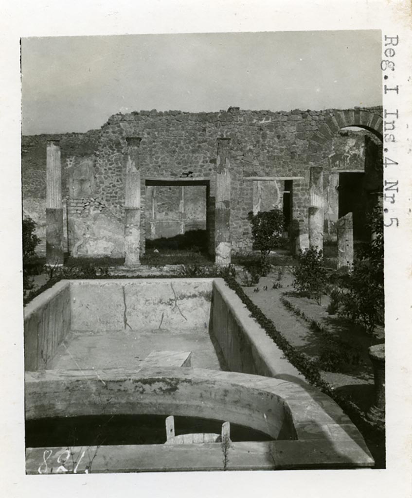 I.4.25/1.4.5 Pompeii. Pre-1937-39. Looking east across the middle peristyle 17.
Photo courtesy of American Academy in Rome, Photographic Archive. Warsher collection no. 822.
