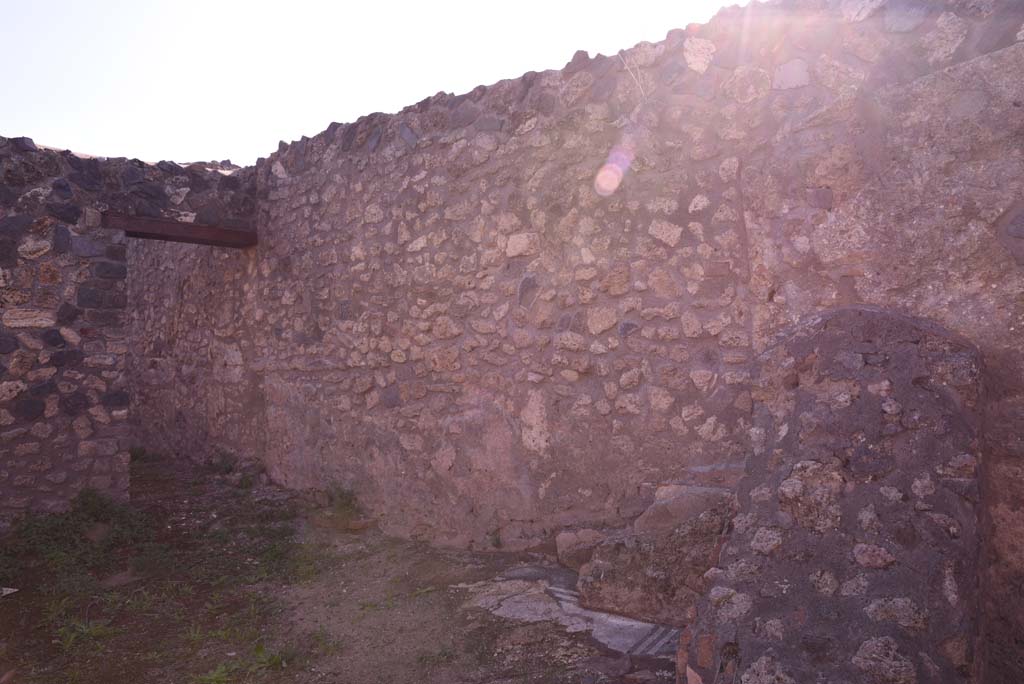 I.4.25/I.4.5 Pompeii. October 2019. Calidarium 41, west wall, looking south towards doorway to Tepidarium 40.
Foto Tobias Busen, ERC Grant 681269 DCOR.
