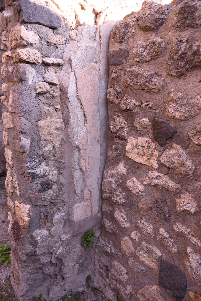 I.4.25/I.4.5 Pompeii. October 2019. 
Atriolo 43, remaining plaster at north end of small wall on west side.
Foto Tobias Busen, ERC Grant 681269 DCOR.

