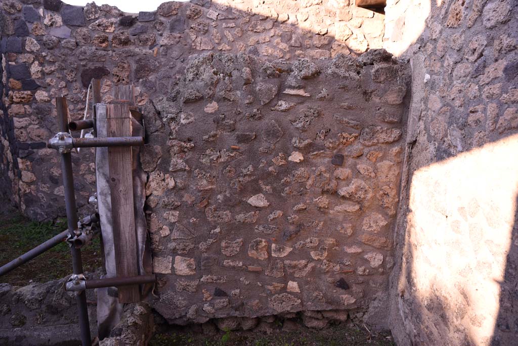 I.4.25/I.4.5 Pompeii. October 2019. Atriolo 43, looking west to east side of small wall against north wall in north-west corner. 
Foto Tobias Busen, ERC Grant 681269 DCOR.
