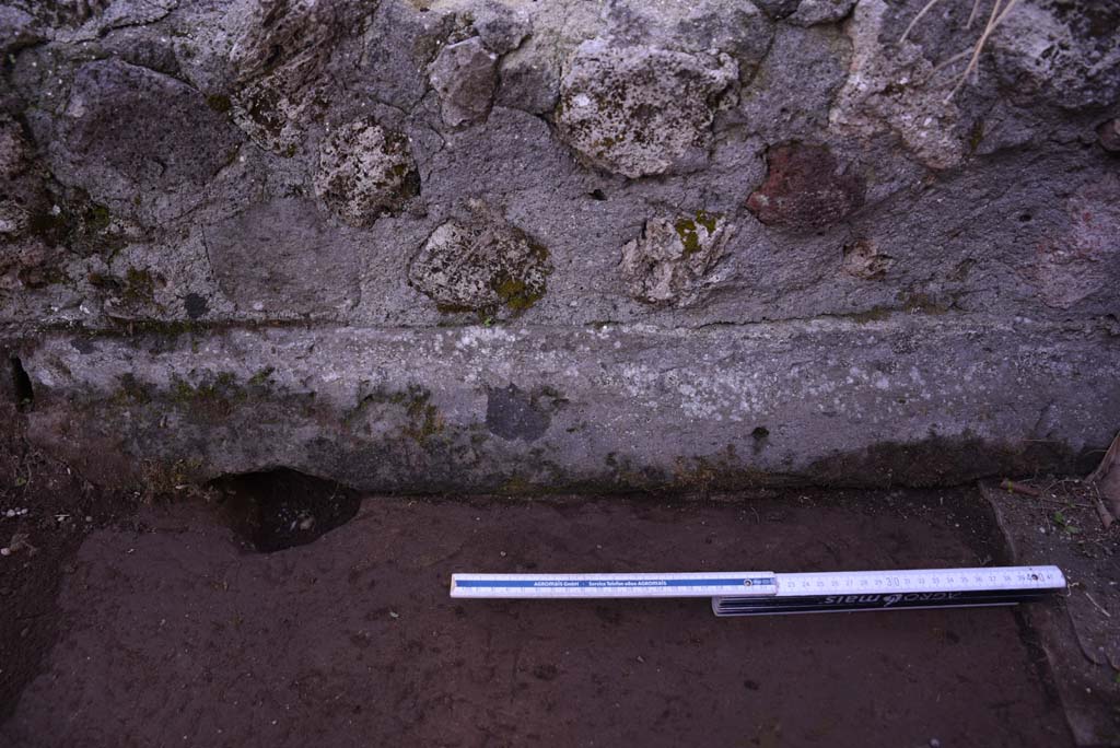 I.4.25/I.4.5 Pompeii. October 2019. Atriolo 43, detail of small west wall around impluvium.
Foto Tobias Busen, ERC Grant 681269 DCOR.
