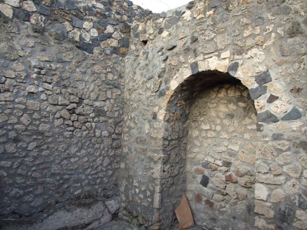 I.4.25/I.4.5 Pompeii. December 2007. Room 43, north-east corner and arched recess in east wall. .