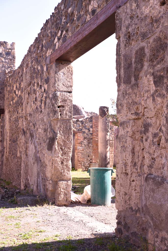 I.4.25 Pompeii. October 2019. 
Atrium 47, entry through south wall into north portico of peristyle 56, looking east.
Foto Tobias Busen, ERC Grant 681269 DCOR
