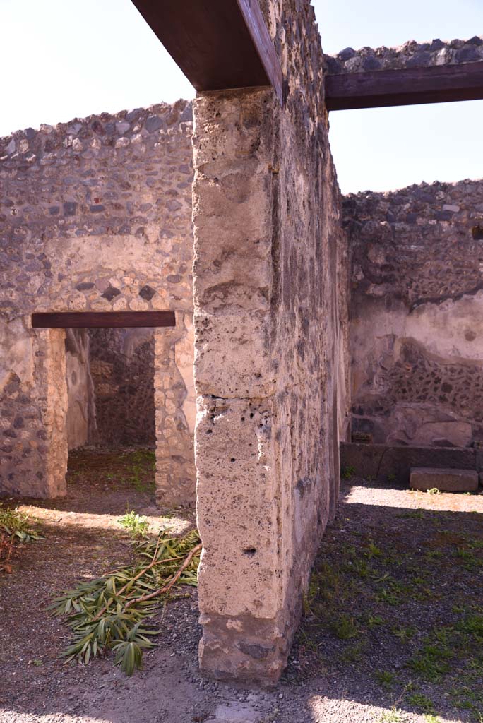 I.4.25 Pompeii. October 2019. 
Looking west towards side of doorway to peristyle 56, from atrium 47.
Foto Tobias Busen, ERC Grant 681269 DCOR

