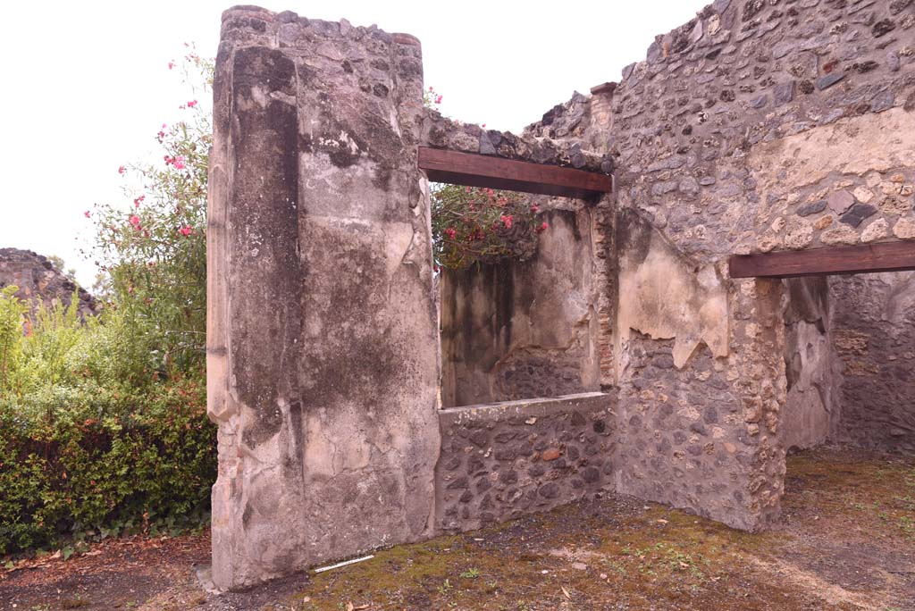I.4.25 Pompeii. September 2019. Upper Peristyle 56, south-wall of area of north portico, with doorway to room 52, on right.
Foto Tobias Busen, ERC Grant 681269 DCOR
