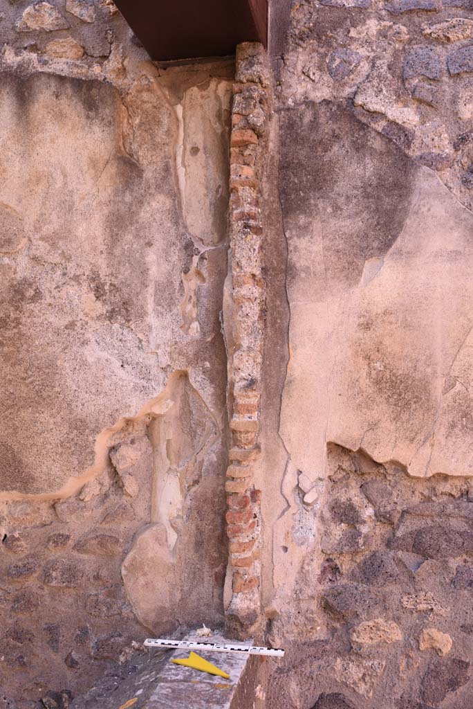 I.4.25 Pompeii. October 2019. 
Upper Peristyle 56, detail from west wall in north-west corner, with window sill in south wall,.
Foto Tobias Busen, ERC Grant 681269 DCOR

