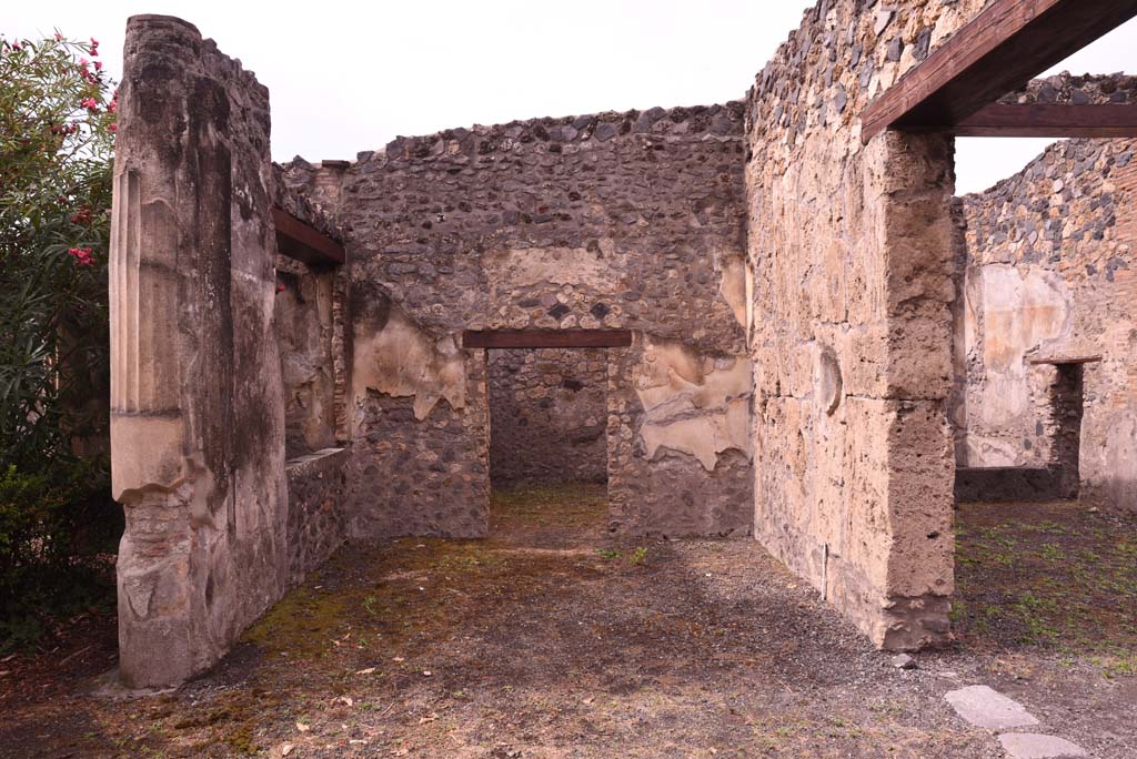I.4.25 Pompeii. September 2019. 
Looking west in area of north portico, with doorway to room 52 in west wall, and open doorway to atrium 47, on right.
Foto Tobias Busen, ERC Grant 681269 DCOR
