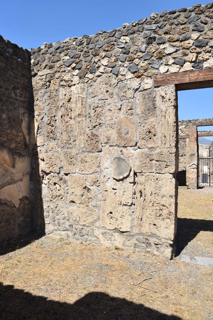 I.4.25 Pompeii. September 2020. 
North-west corner of north portico of upper peristyle 56, on west side of open doorway to atrium 47.
Foto Tobias Busen, ERC Grant 681269 DCOR
