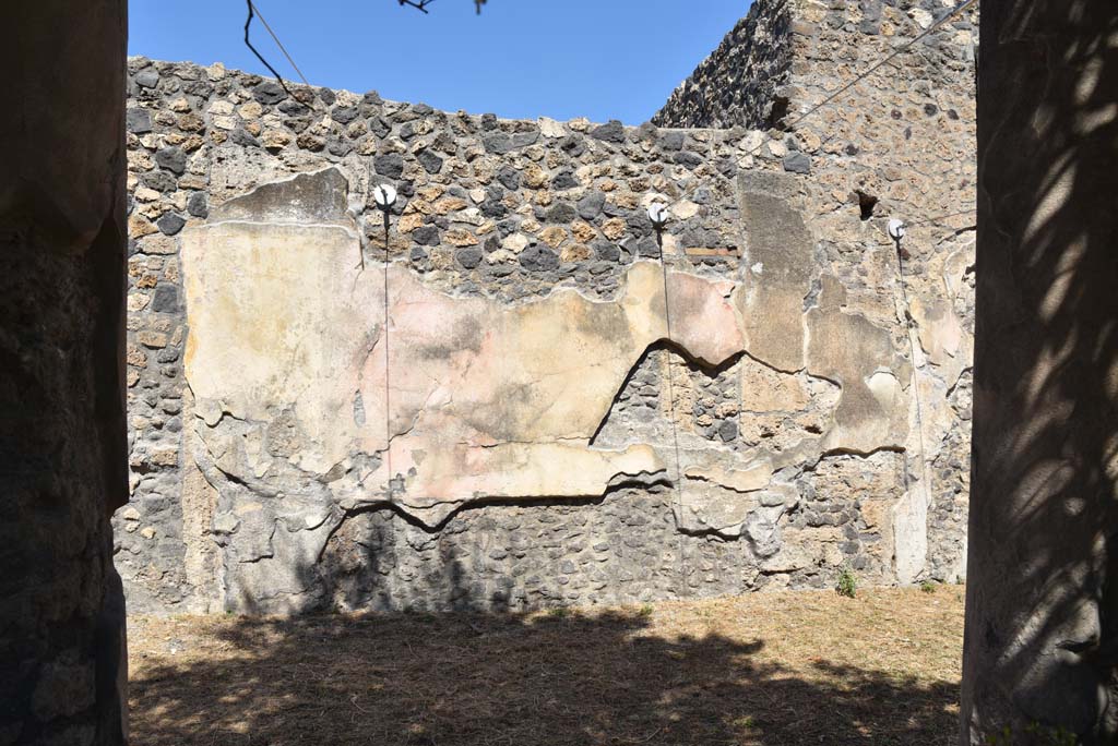 I.4.25 Pompeii. September 2020. North wall of north portico of upper peristyle 56, detail from east end.
Foto Tobias Busen, ERC Grant 681269 DCOR
