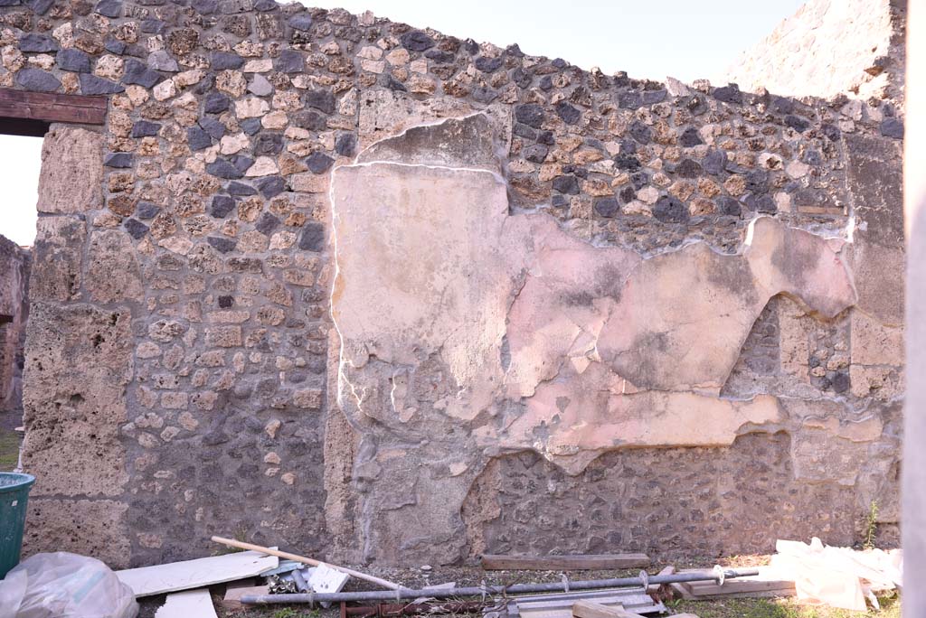 I.4.25 Pompeii. October 2019. North wall of north portico of upper peristyle 56, detail of remaining plaster.
Foto Tobias Busen, ERC Grant 681269 DCOR
