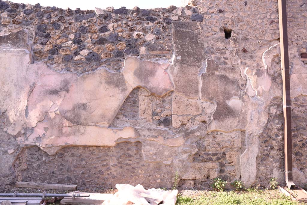 I.4.25 Pompeii. October 2019. Detail of remaining plaster from north wall of north portico of upper peristyle 56. 
Foto Tobias Busen, ERC Grant 681269 DCOR
