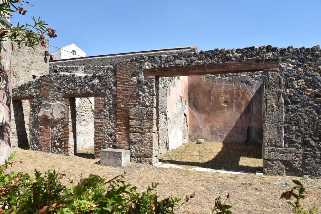I.4.25 Pompeii. September 2020. North-east corner of upper peristyle 56.
East portico, with doorways to room 61, on left, room 60, and room 58, on right. 
Foto Tobias Busen, ERC Grant 681269 DCOR
