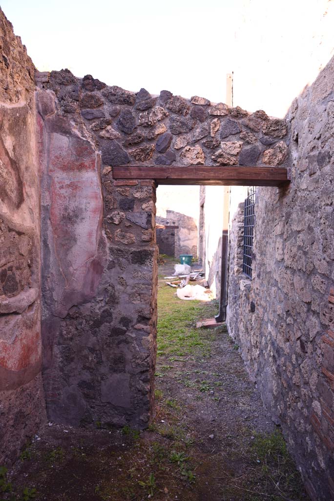 I.4.25 Pompeii. October 2019. 
Room 61, looking west towards north portico of Upper Peristyle 56.
Foto Tobias Busen, ERC Grant 681269 DCOR.
