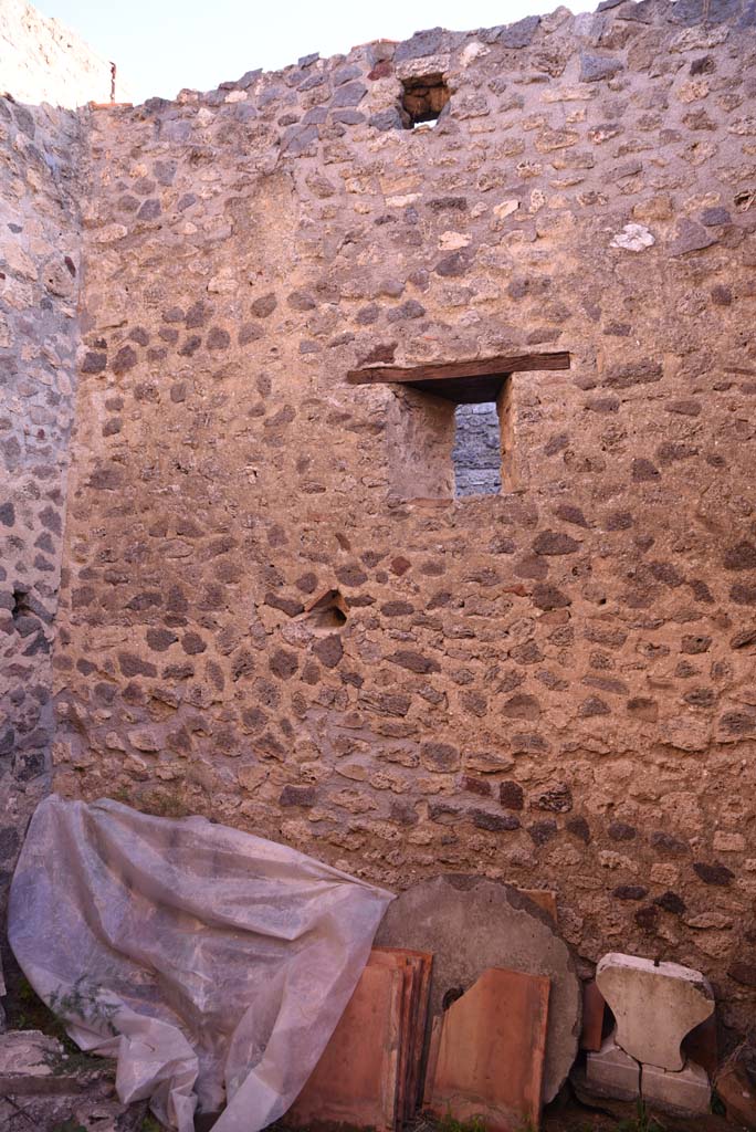 I.4.25 Pompeii. October 2019. Room 62, east wall with small window onto Vicolo del Citarista.
Foto Tobias Busen, ERC Grant 681269 DCOR.
