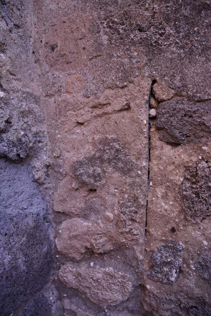 I.4.25 Pompeii. October 2019. Room 63, detail from north end of east wall.
Foto Tobias Busen, ERC Grant 681269 DCOR.
