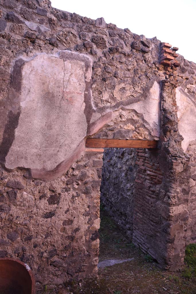 I.4.25 Pompeii. October 2019. Room 63, south wall with doorway into room 64.
Foto Tobias Busen, ERC Grant 681269 DCOR.
