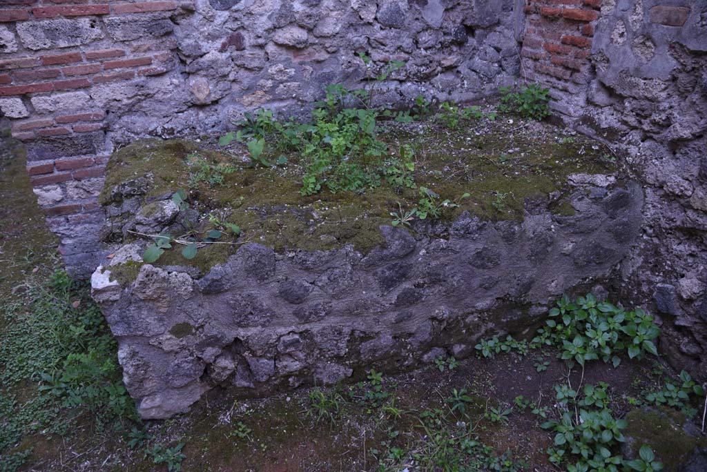 I.4.25 Pompeii. October 2019. Room 64, bench/hearth against south wall.
Foto Tobias Busen, ERC Grant 681269 DCOR.
