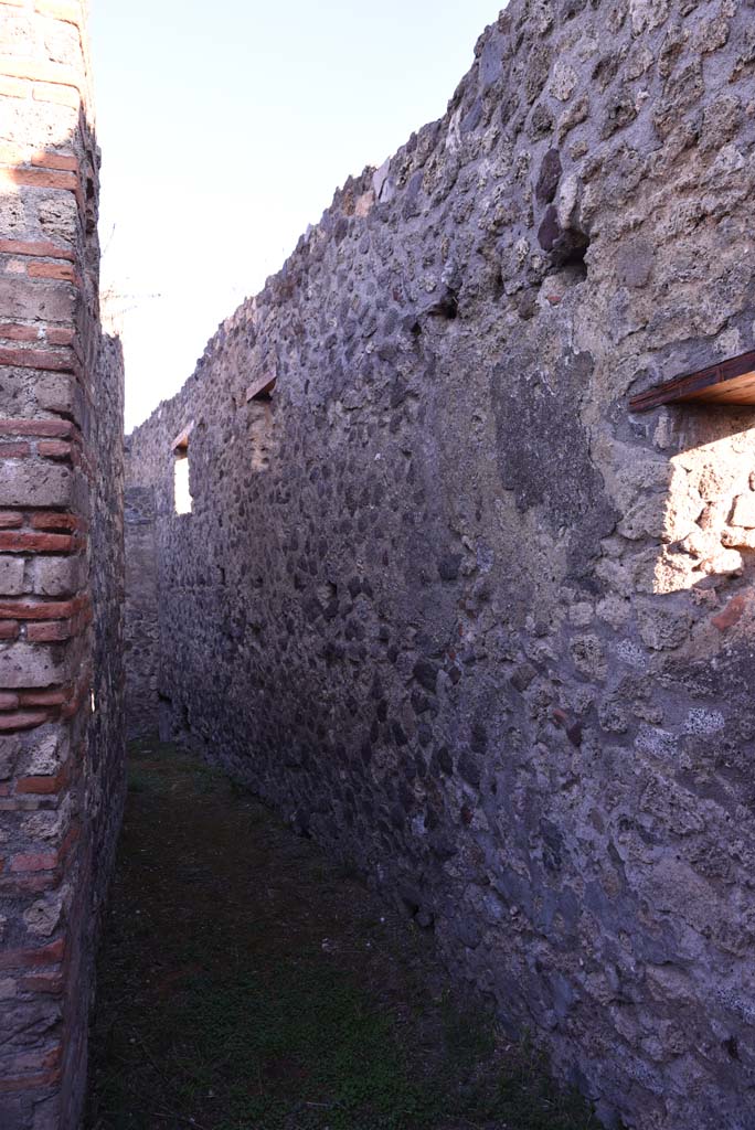 I.4.25 Pompeii. October 2019. 
Room 64, looking north along east wall of corridor linking two parts of room 64, with windows overlooking Vicolo del Citarista.
Foto Tobias Busen, ERC Grant 681269 DCOR.
