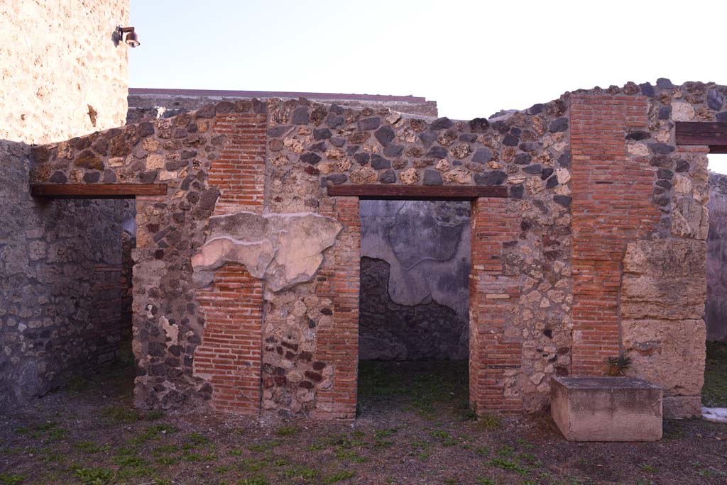 I.4.25 Pompeii. October 2019. Upper peristyle 56, east end, with doorway to room 60, in centre.
Foto Tobias Busen, ERC Grant 681269 DÉCOR
