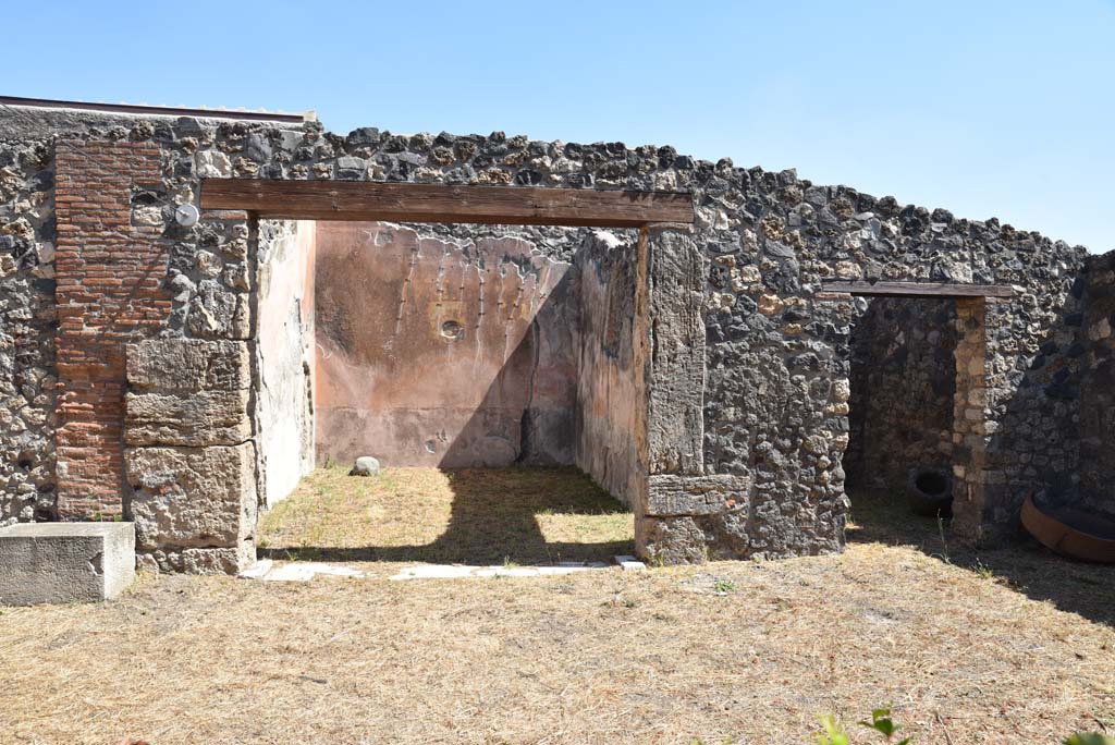 I.4.25 Pompeii. September 2020. South-east corner of upper peristyle 56.
East portico, with doorways to room 58, in centre, and room 59, on right. 
Foto Tobias Busen, ERC Grant 681269 DÉCOR
