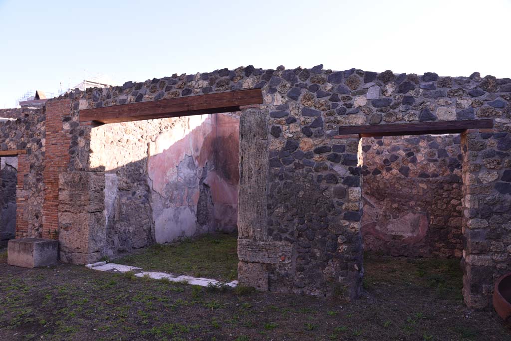 I.4.25 Pompeii. October 2019. Upper peristyle 56, east end, with doorway to room 58, centre left.
Foto Tobias Busen, ERC Grant 681269 DÉCOR
