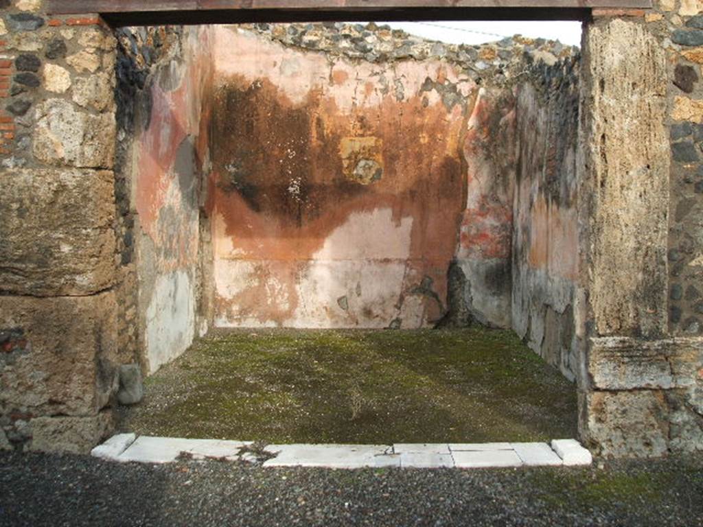 I.4.25 Pompeii. December 2004. Doorway to room 58, oecus on east side of upper peristyle.