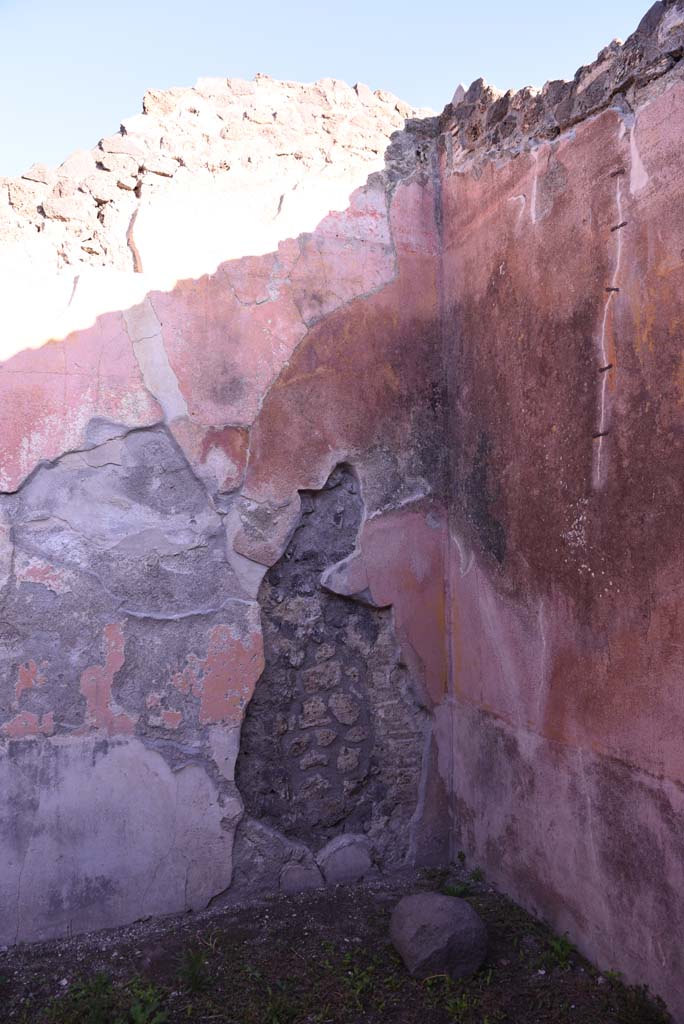 I.4.25 Pompeii. October 2019. Room 58, detail from north wall and north-east corner.
Foto Tobias Busen, ERC Grant 681269 DÉCOR.

