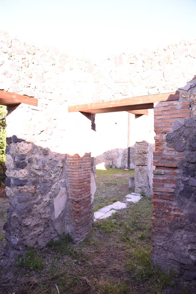 I.4.25 Pompeii. October 2019. 
Room 59, north-west corner with doorway from east portico, on left, and into room 58, on right.
Foto Tobias Busen, ERC Grant 681269 DÉCOR.
