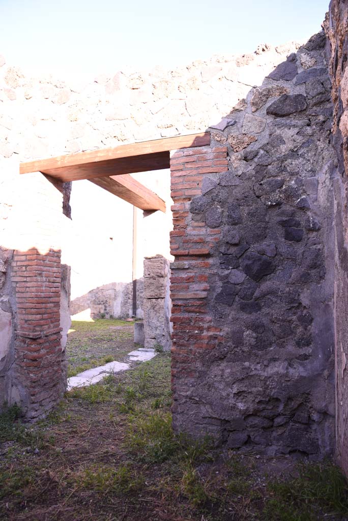 I.4.25 Pompeii. October 2019. Room 59, north wall with doorway into large room/oecus 58.
Foto Tobias Busen, ERC Grant 681269 DÉCOR.

