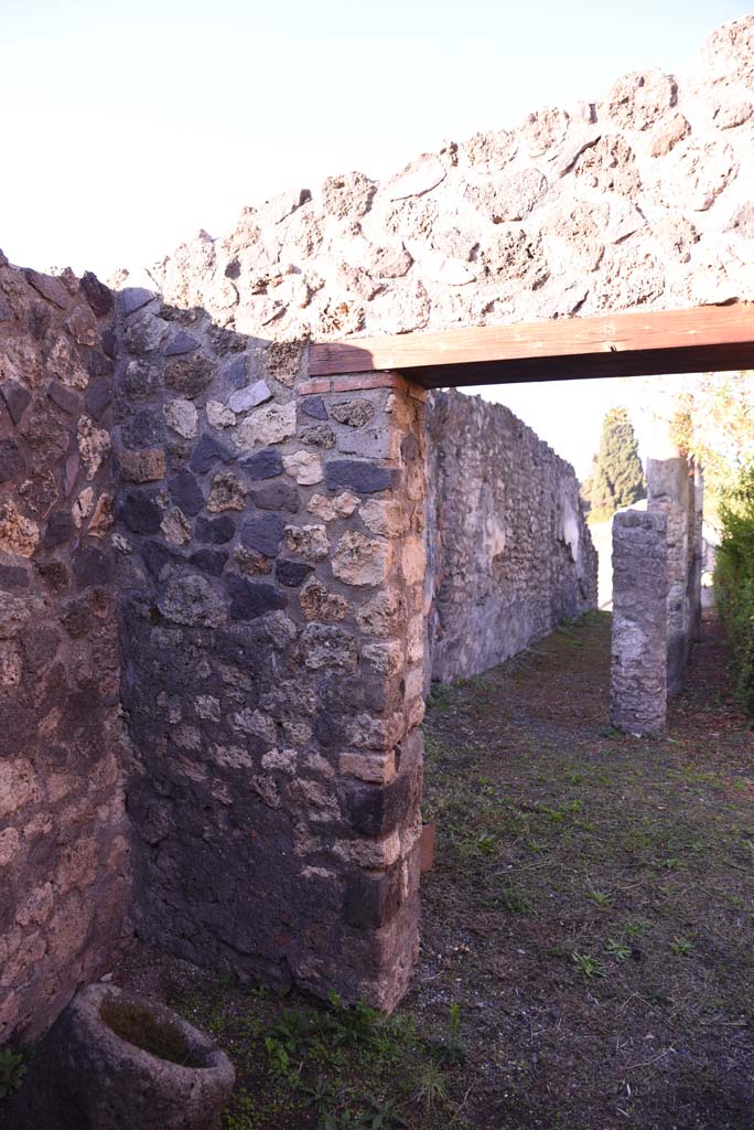 I.4.25 Pompeii. October 2019. Room 59, south-west corner and doorway to east portico.
Foto Tobias Busen, ERC Grant 681269 DÉCOR.
