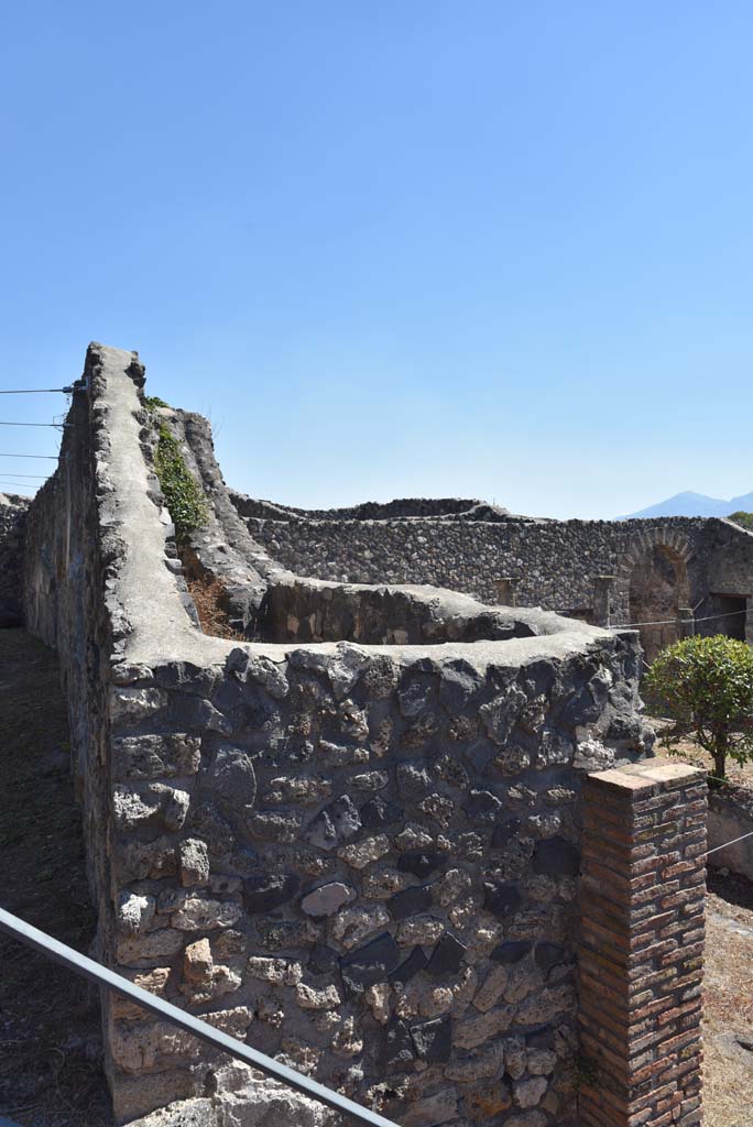 I.4.25 Pompeii. September 2020. 
East side of steps from south portico of upper peristyle 56, down to north portico of middle peristyle 17.
Foto Tobias Busen, ERC Grant 681269 DCOR
