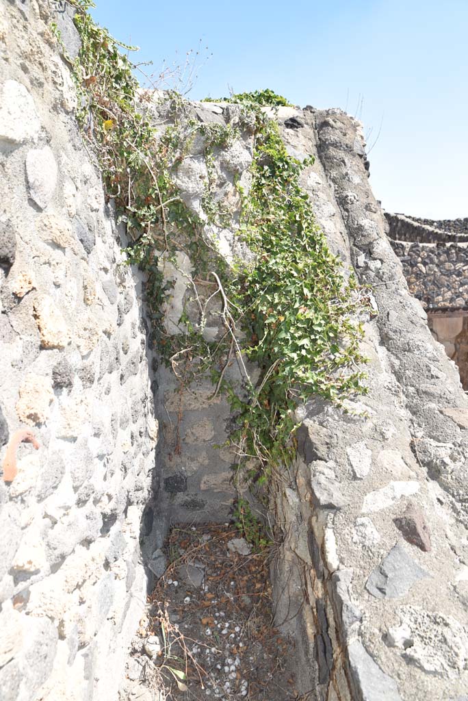 I.4.25 Pompeii. October 2019. Upper Peristyle 56/Middle Peristyle 17, detail of retaining wall between them.
Foto Tobias Busen, ERC Grant 681269 DCOR.

