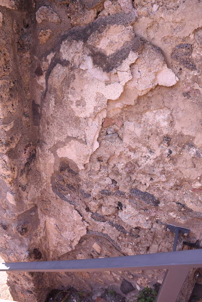 I.4.25 Pompeii. October 2019. Detail of west wall of steps between upper and middle peristyle.
Foto Tobias Busen, ERC Grant 681269 DCOR
