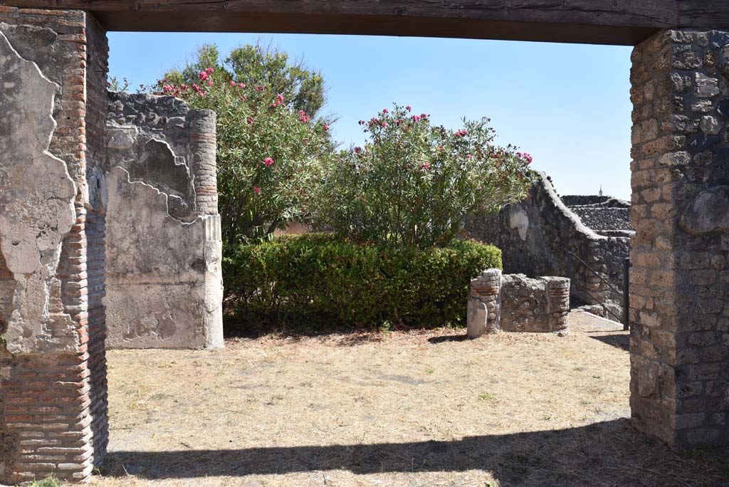 I.4.25 Pompeii. September 2020. Upper Peristyle 56, looking east onto vestibule at west end, from doorway of room 57.
Foto Tobias Busen, ERC Grant 681269 DCOR
