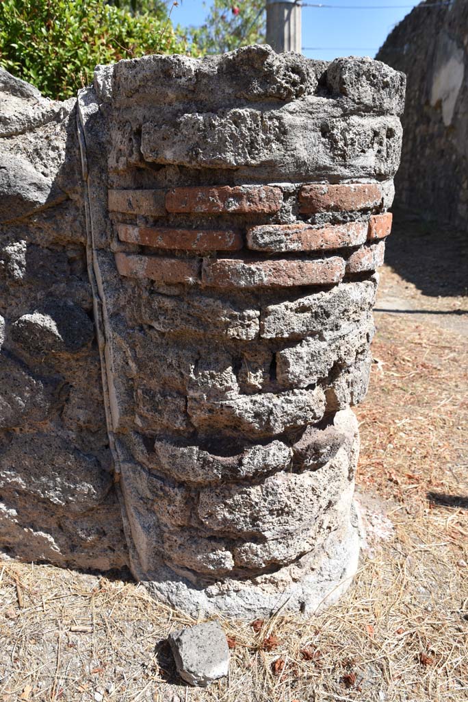 I.4.25 Pompeii. September 2020. Upper Peristyle 56, detail of column at south end, looking east.
Foto Tobias Busen, ERC Grant 681269 DCOR
