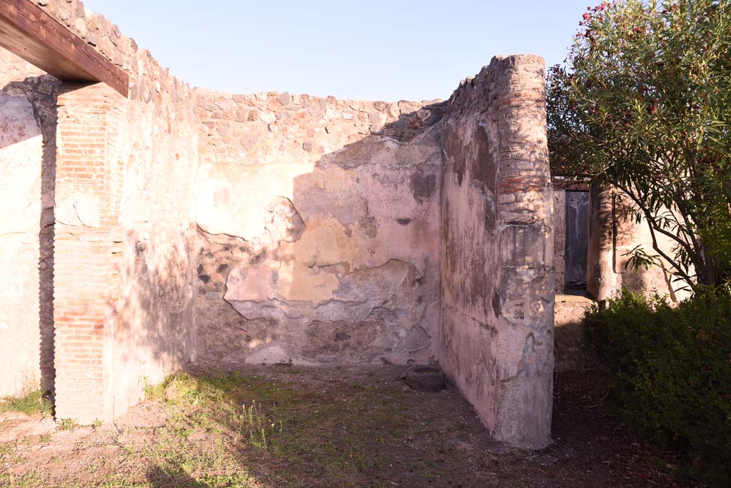 I.4.25 Pompeii. October 2019. Upper peristyle 56, vestibule area in north-west corner, looking north. 
Foto Tobias Busen, ERC Grant 681269 DCOR

