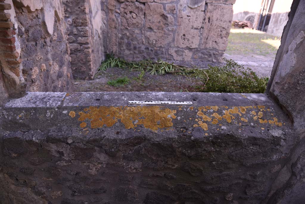 I.4.25 Pompeii. October 2019. Upper Peristyle 56, looking north across window sill in north-west corner.
Foto Tobias Busen, ERC Grant 681269 DCOR.

