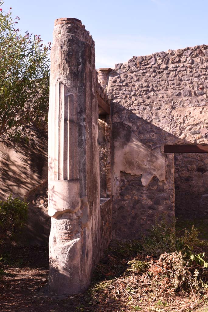 I.4.25 Pompeii. October 2019.
Upper Peristyle 56, looking west at pilaster/wall with window on north portico. 
Foto Tobias Busen, ERC Grant 681269 DCOR.

