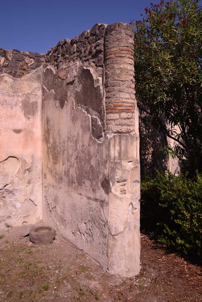 I.4.25 Pompeii. October 2019. Upper peristyle 56, east wall of vestibule in north-west corner. 
Foto Tobias Busen, ERC Grant 681269 DCOR


