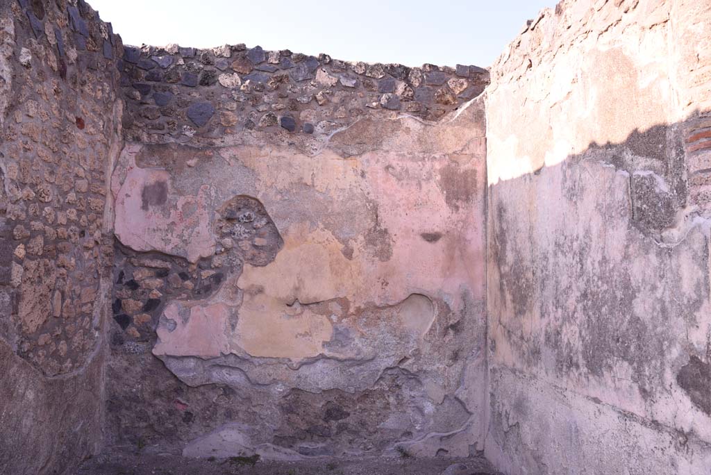 I.4.25 Pompeii. October 2019. Upper peristyle 56, looking towards north wall, and north-east corner in vestibule in north-west corner.
Foto Tobias Busen, ERC Grant 681269 DCOR
