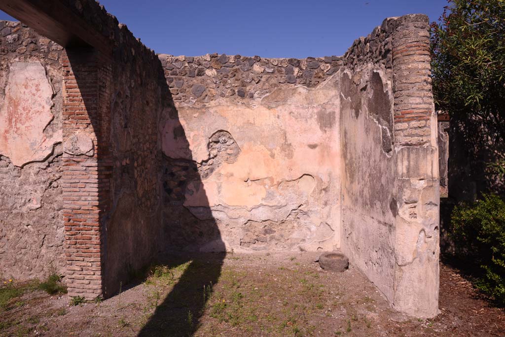 I.4.25 Pompeii. October 2019. Upper peristyle 56, looking towards north wall in vestibule in north-west corner.
Foto Tobias Busen, ERC Grant 681269 DCOR


