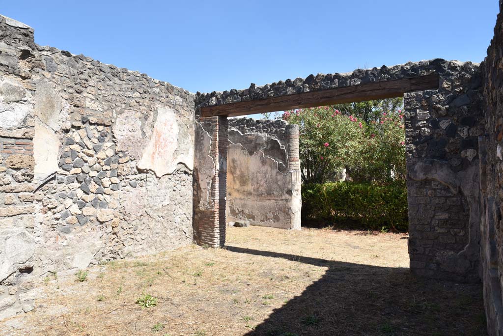 I.4.25 Pompeii. September 2020. Room 57, looking east to entrance doorway into vestibule and upper peristyle 56.
Foto Tobias Busen, ERC Grant 681269 DCOR.

