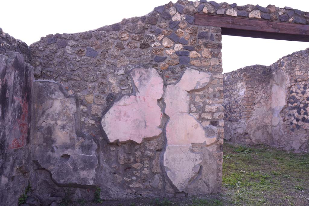 I.4.25 Pompeii. October 2019. Upper peristyle 56, vestibule, west wall in south-west corner, with doorway to room 57, on right.
Foto Tobias Busen, ERC Grant 681269 DCOR

