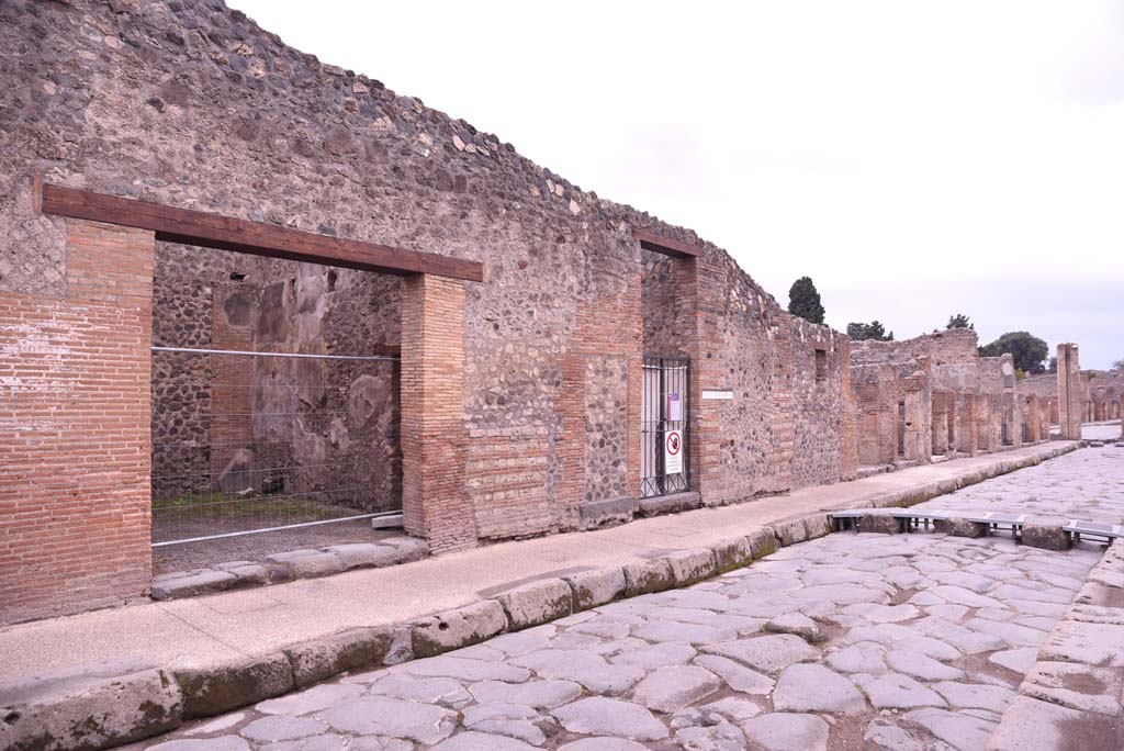 I.4.26, on left, Pompeii. October 2019. Looking west across insula towards I.4.16, and Holconius crossroad at Via Stabiana.
Foto Tobias Busen, ERC Grant 681269 DCOR.
