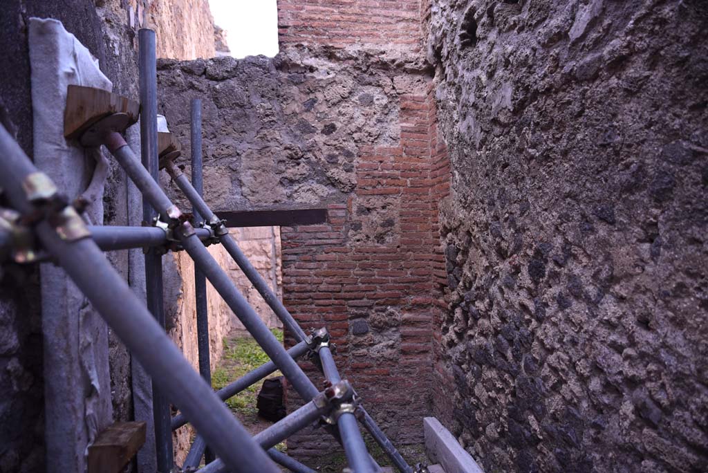 I.4.28 Pompeii. October 2019. Room 65, looking towards north wall with doorway to room 26.
Foto Tobias Busen, ERC Grant 681269 DCOR.

