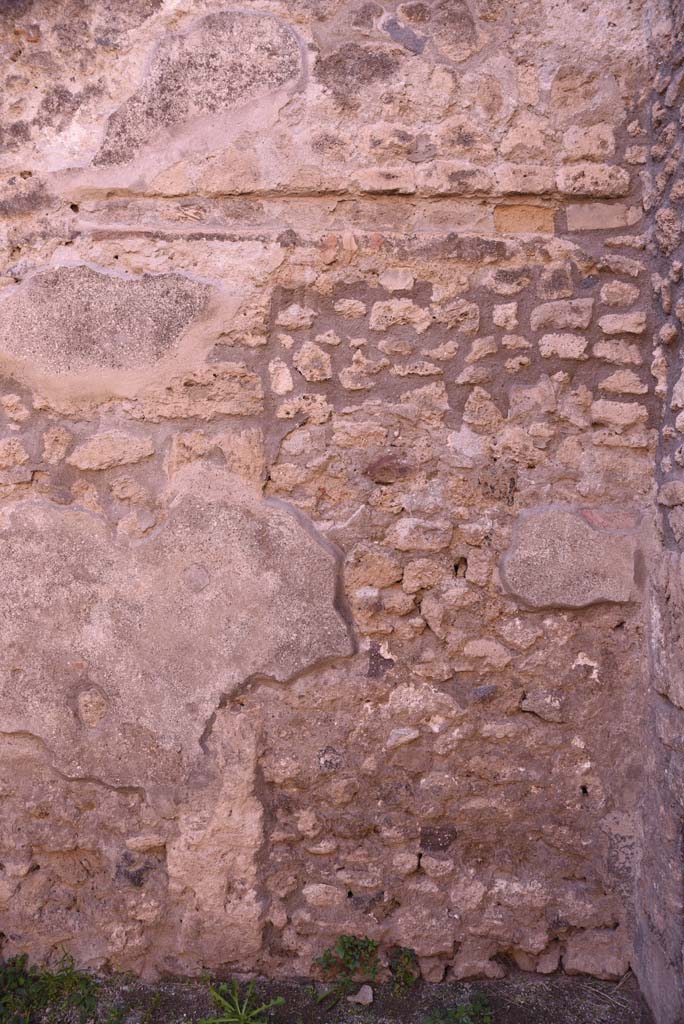I.4.28 Pompeii. October 2019. Room 26, detail from west wall in north-west corner.
Foto Tobias Busen, ERC Grant 681269 DCOR.

