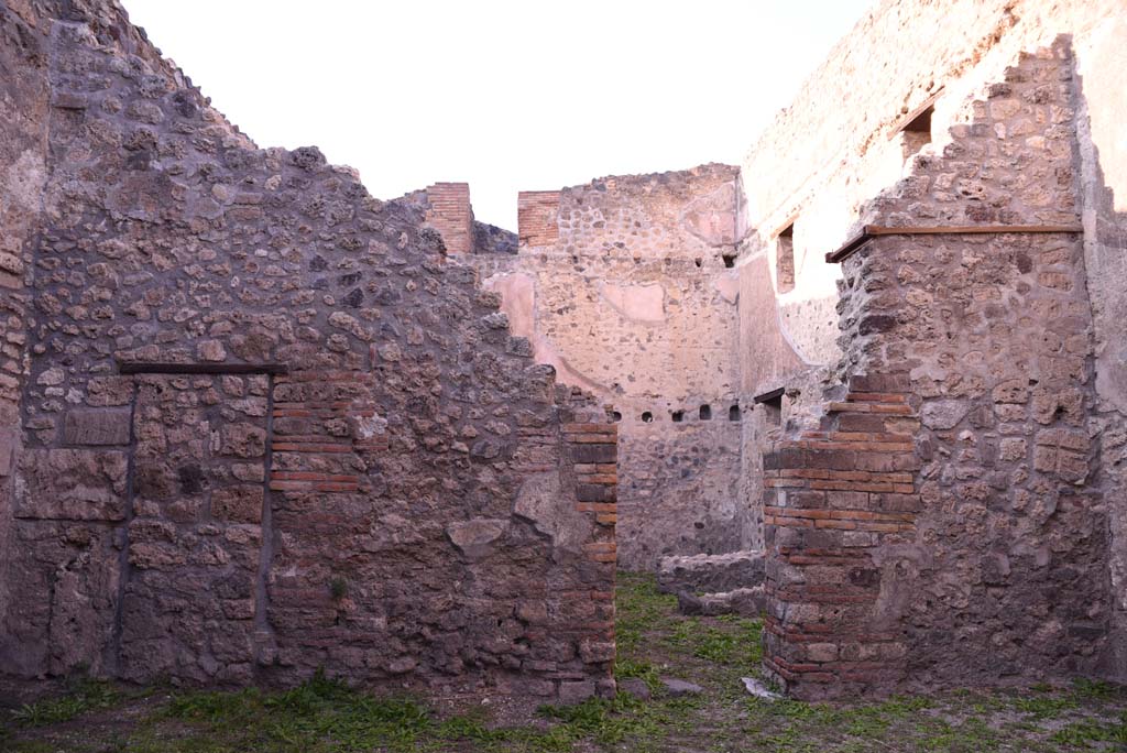 I.4.28 Pompeii. October 2019. Room 26, looking north, with blocked doorway to corridor 25, on left, and doorway to room 27, on right.
Foto Tobias Busen, ERC Grant 681269 DCOR.

