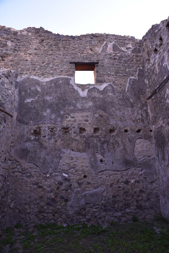 I.4.28 Pompeii. October 2019. Room 26, looking towards east wall with window onto Vicolo del Citarista.  
Foto Tobias Busen, ERC Grant 681269 DCOR.
