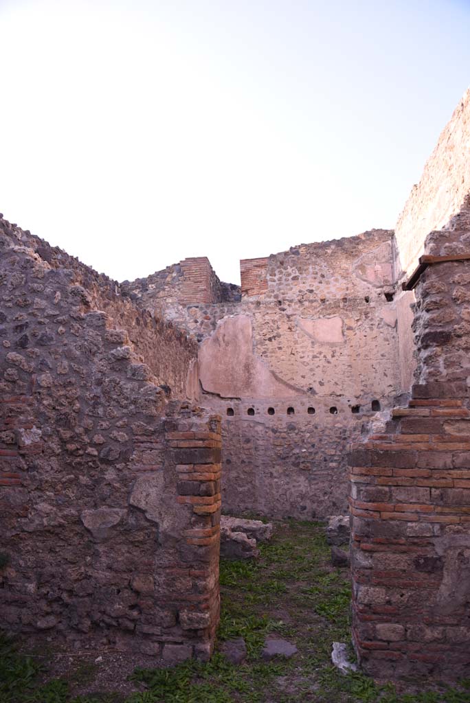 I.4.28 Pompeii. October 2019. Room 26, north wall with doorway into room 27.
Foto Tobias Busen, ERC Grant 681269 DCOR.

