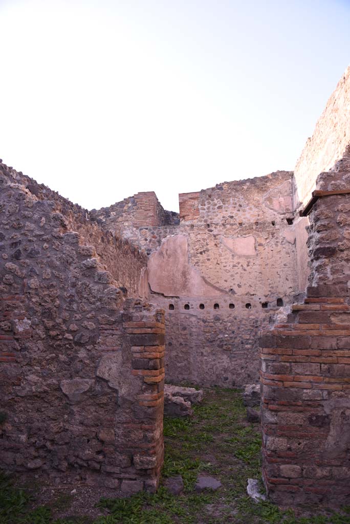 I.4.28 Pompeii. October 2019. Room 26, north wall with doorway into room 27.
Foto Tobias Busen, ERC Grant 681269 DCOR.

